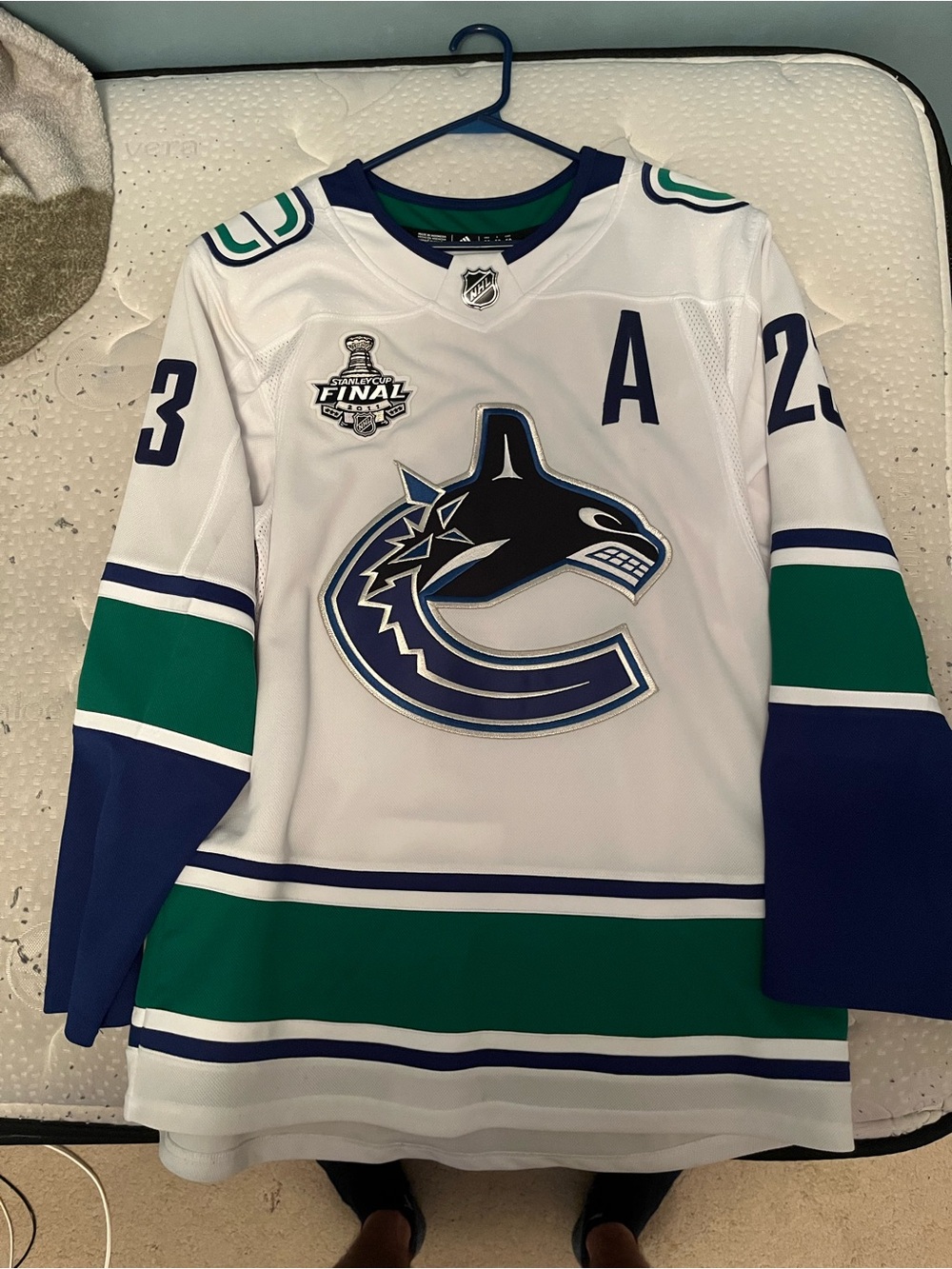 adidas Vancouver Canucks jersey White & Green Size 50